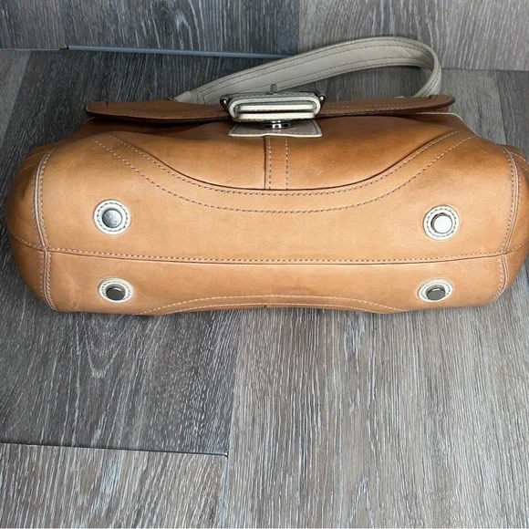 Vintage Coach Soho Vachetta Leather Top Handle Bag Classic Buckle Detail